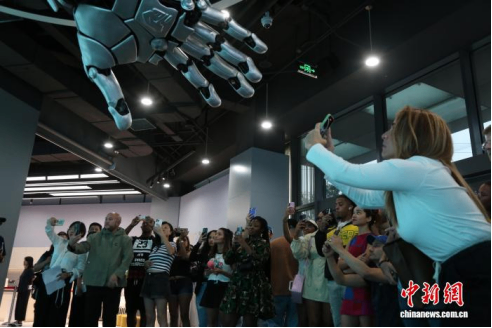 探寻北京&ldquo;国际范儿&rdquo; 外国网络达人京城开启&ldquo;机&rdquo;智生活